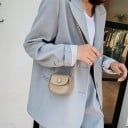 Kleine Damen Crossbody-Handtasche mit Klappe an goldener Kette Halbkreisförmiger Stil mit rundem Knopf Aus PU-Leder und Polyester Zu 10