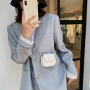 Kleine Damen Crossbody-Handtasche mit Klappe an goldener Kette Halbkreisförmiger Stil mit rundem Knopf Aus PU-Leder und Polyester Zu 11