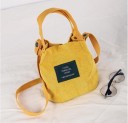 Kleine Damenhandtasche aus Polyester Gerippte Oberfläche Zwei kurze Griffe Langer Riemen über der Schulter Textilapplikation Abmessungen 21 6