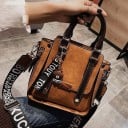 Kleine Damenhandtasche für die Hand und über die Schulter aus Kunstleder Breiter Gurt mit Aufdrucken Anhänger mit Bären Vorderes Fach 21 x 3