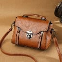 Kleine Damenhandtasche für die Hand und über die Schulter Tasche aus Kunstleder mit Klappe Metallverschluss Abnehmbarer Trageriemen Maße 22 x 2