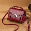 Kleine Damenhandtasche für die Hand und über die Schulter Tasche aus Kunstleder mit Klappe Metallverschluss Abnehmbarer Trageriemen Maße 22 x 4