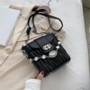 Kleine Damenhandtasche mit geraffter Oberfläche und Klappe Tasche aus Kunstleder mit dekorativer Kette mit Steinen und Schulterriemen 18,5 x 2