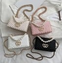 Kleine dames crossbody tas met klep Parelachtige handgreep Schouderketting Versierd hart met steentjes Gequilt PU leer 19,5 x 12 x 8,5 cm 6