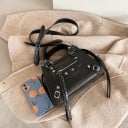 Kleine dameshandtas voor in de hand en over de schouder met krokodillenpatroon Kunstleer Metalen studs Ritsvak Lange schouderband Afmetingen 22 5