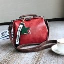 Kleine damestas voor hand en schouder van PU-leer 24 x 19 x 12 cm Koffer vorm met kort handvat Hanger met ster en kraal 2
