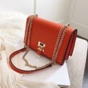 Kleine elegante dames crossbody handtas met klep Schouderband van ketting en bandje Gouden metalen gesp PU leer en polyester 22 x 16 x 8 cm 6