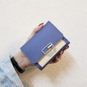Kleine Geldbörse mit Klappe und rechteckiger Metallschnalle Heller Streifen mit Aufschrift Kunstleder 12 x 9 x 2 cm Kompakt für Handtasche 3