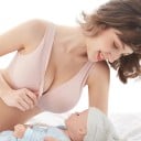Kojicí podprsenka s rozepínáním na patentky a zavinovacím předním dílem s výstřihem do V se svislým proužkem a širokými ramínky 5