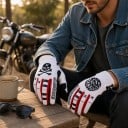 Koko käden motocross- ja pyöräilyhanskat, joissa on pääkallo yhdellä ja ympyräprintti toisessa hanskassa sekä raidat sormissa 4