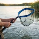 Kokoontaitettava kalaverkko Pituus 80 cm Yhdisteputki vaahtokahvalla ja karabiinilla Kalaverkko syvällä taskulla Rannalta kalastamiseen 2