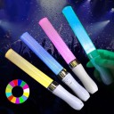 Koncertní svítící tyč ruční lightstick s měnícími barvami délka tyče 25 cm plastová na 3 AAA baterie na koncerty párty a narozeniny 3