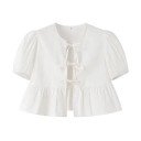 Kort damblus med knytband. Rynkad topp med volanger och puffärmar. Romantisk stil. Sommarblus med låg midja och halsringning. 2