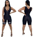 Kort, tætsiddende damejumpsuit med sjovt print 1