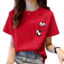 Kortærmet dame-T-shirt. Sødt pandaprint i lommen. Afslappet, behagelig T-shirt med rund halsudskæring. Originalt motiv til dyreelskere. 3