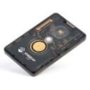 Korttimallinen GPS-seuranta laite, jonka kantama on jopa 5 km ja anturit, 85 × 55 × 6,5 mm, LoRa mesh ja Bluetooth, IP65, musta, retkeilyyn 5