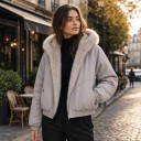 Krótka zimowa kurtka z kapturem wykończonym futrem na zamek z pikowaną podszewką i elastycznym ściągaczem w pasie i na rękawach 5