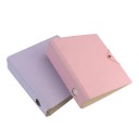 Kružkové album na fotky 21 x 20,5 cm Stránka 20 x 15,7 cm 4 kapsy na stránku Zapínanie gumičkou Na fotokarty a kartičky 8