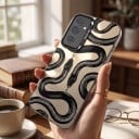 Kryt a Samsung Galaxy A57 s rajzolt kígyókkal Ultra vékony és tartós Matt szürke háttér Fekete kígyók és fekete keret Emelt kamera védelem 2