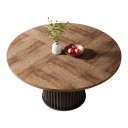 Kulatý jídelní stůl pro 4–6 osob Průměr 122,4 cm Výška 74,9 cm Deska MDF a kovová podnož s vroubkováním Nosnost 136 kg Do jídelny a kuchyně 4