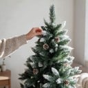 Künstlicher Weihnachtsbaum Schneeig Mit künstlichen Tannenzapfen Klappbar Höhe 270 cm Holzständer 40 cm Grün und Weiß Dekoration für die Wohnung 6