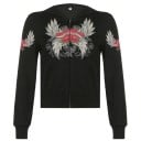 Kurze schwarze Damenjacke mit Reißverschluss und Kapuze Motiv von Flügeln und Rosen auf der Brust und an den Ärmeln Rippbündchen und -saum 1