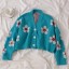 Kurzer Damenpullover mit Blumen 8