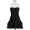 Kurzes trägerloses Sommerkleid mit gerafftem Oberteil und Rüschenrock. Gestickte Details und elastischer Schnitt für eine bequeme Passform. 2