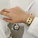 Kvinders massive armbånd med et bogstav 3