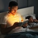 Ladattava LED-lamppu kirjaan klipsillä Amber-valo 1550 K ja 4000 K USB Ilman johtoa 39 g Valkoinen Lukemiseen sängyssä ja matkalla 5