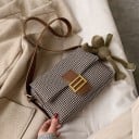 Ladies' crossbody handbag with a houndstooth pattern Rectangular shape with a flap and decorative buckle Canvas and polyester 25 x 15 x 5 cm 3