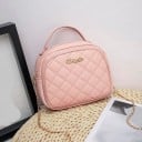 Ladies' crossbody handbag with diamond quilted design Short handle on top Gold chain over the shoulder Zip fastening PU leather 20 x 18 x 4