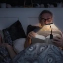 Lampă LED pentru carte cu clip 14 LED Încărcare USB-C 3 culori de lumină 2700 până la 6000 K 10 niveluri de intensitate Braț flexibil 20 cm 4