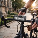 Lampe avant de vélo 4 LED 2000–3000 lumens Batterie 8000 mAh Aluminium et plastique Noir Chargement USB-C Avec support pour guidon de vélo de route 3