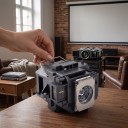 Lampe de remplacement pour projecteur Epson ELPLP58 avec boîtier 230 W Module en plastique noir avec poignée en métal Pour remplacer la lampe d'origine dans le projecteur 5