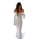 Lange off-shoulder kanten jurk met lange mouwen en korsetmodel. Elegant transparant design met delicaat patroon. Getailleerd model en losse zoom. 1