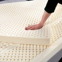 Latexová matraca s perforovaným povrchom 120 x 190 x 10 cm z kaučuku béžová do spálne pre pohodlný spánok na manželskej posteli 3