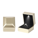 LED beleuchtete Ringbox 5,8 x 6,3 x 5 cm Luxuriöse Vitrine für Schmuck Premium Verpackung für Ringe mit Innenbeleuchtung Elegante Geschenkbox für Verlobungen 8