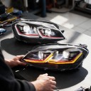 LED forlygter med sekventiel blinklys og projektorer, PC/ABS, sorte med rød stribe til Volkswagen Golf VII 2012–2017 med halogen 5