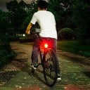 LED luz para bicicleta 7,3 x 2,5 cm USB-C recarregável 400 mAh À prova de água IPX67 Luz de segurança para ciclismo Design compacto Montagem 4