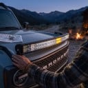 LED světelná rampa oblá 1020 W 52 palců Délka 129,8 cm IP68 Studené bílé světlo 6500 K Černé tělo S kabeláží Na offroad i pracovní stroje 6
