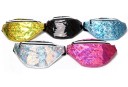 Ledvinka feminina em pele PU com superfície brilhante e cintilante. Bolsa com fecho e borda prateada. Alça preta com fecho. 21 x 7,5 x 14 6