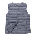 Leggera giacca a vento da donna in piuma con scollatura rotonda e chiusura a bottoni a pressione, trapuntata orizzontalmente con cuciture 8