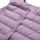 Leggera giacca a vento da donna in piuma con scollatura rotonda e chiusura a bottoni a pressione, trapuntata orizzontalmente con cuciture verticali sui pannelli frontali 16