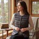 Leggera giacca a vento da donna in piuma con scollatura rotonda e chiusura a bottoni a pressione, trapuntata orizzontalmente con cuciture verticali sui pannelli frontali 5