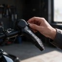 Lenkerhörner mit blauen LED-Lichtern 2 Stück Warnlicht für das Fahrrad Einstellbarer Winkel 90° Kunststoff ABS Batterie LR1130 Schwarz 7