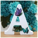 Letra decorativa de madera con mariposas 1