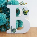 Letra decorativa de madera con mariposas 2