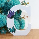 Letra decorativa de madera con mariposas 3