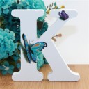 Letra decorativa de madera con mariposas 11